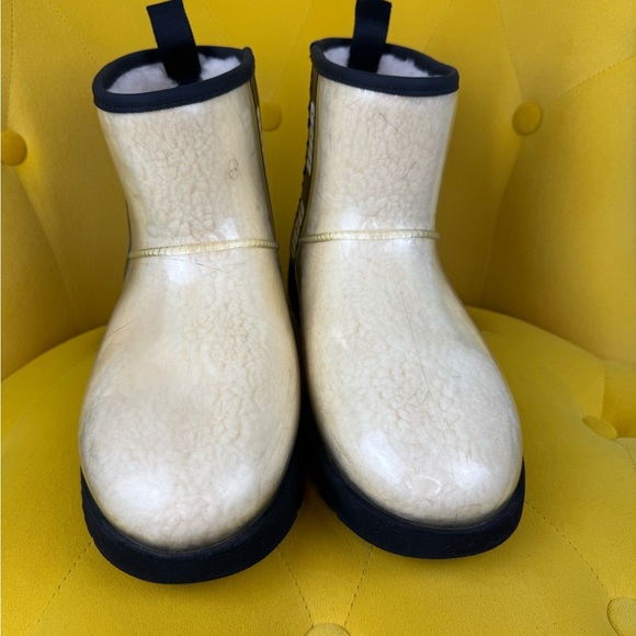 Ugg Classic Clear Mini Size 8 USA Water Repellent Cream Color Women’s - Picture 1 of 13